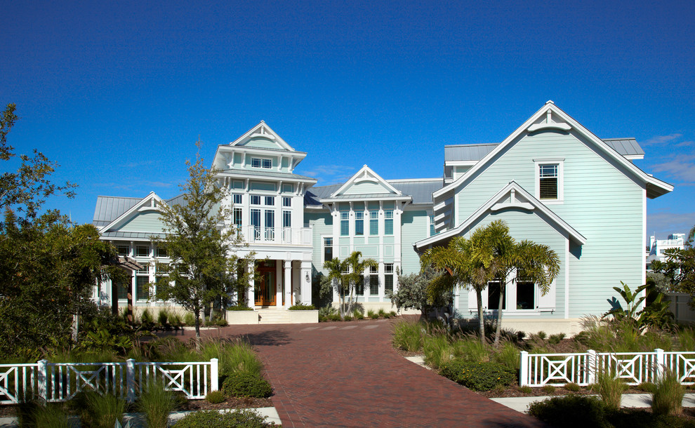 Foto della facciata di una casa blu tropicale
