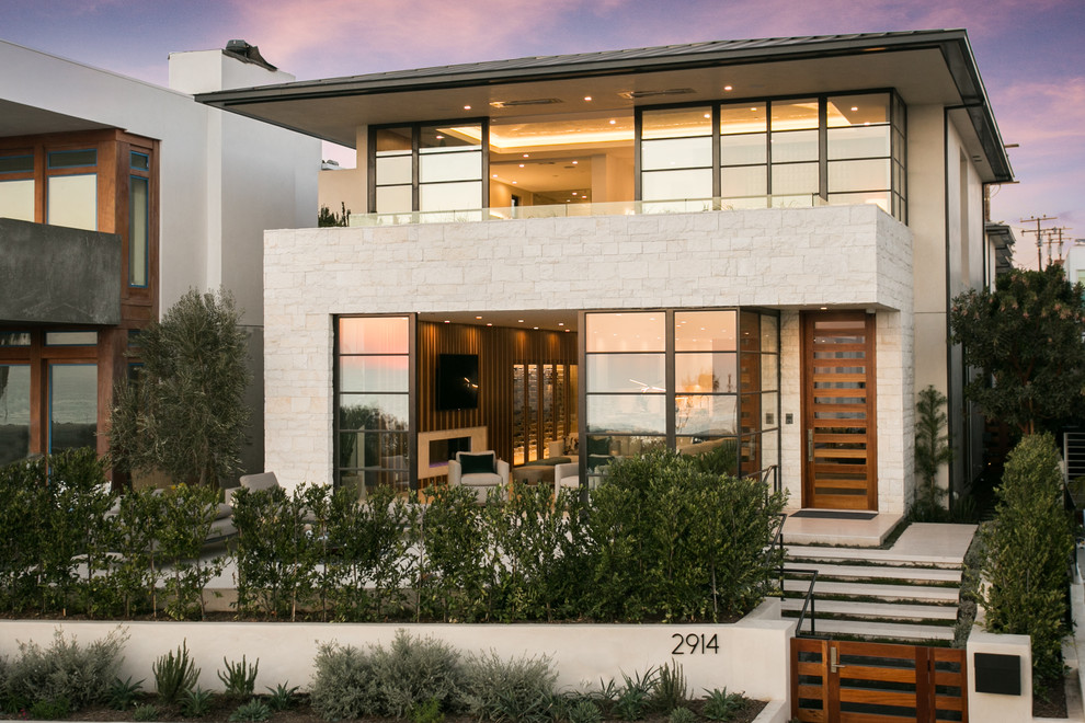 Foto de fachada de casa beige actual extra grande de dos plantas con revestimientos combinados y tejado plano