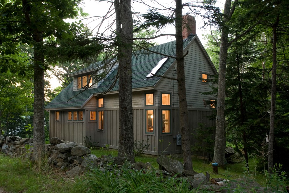 Zweistöckiges, Mittelgroßes Uriges Haus mit beiger Fassadenfarbe in Portland Maine