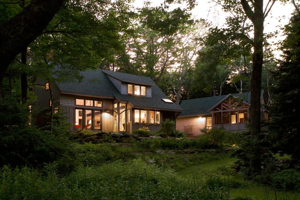 Aménagement d'une façade de maison beige montagne en bois à un étage et de taille moyenne avec un toit à deux pans et un toit en shingle.