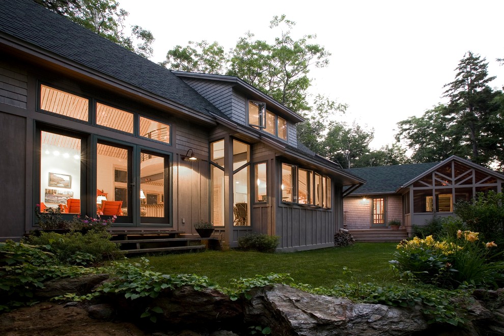 Ispirazione per la villa grande beige rustica a due piani con rivestimento in legno, tetto a capanna e copertura a scandole
