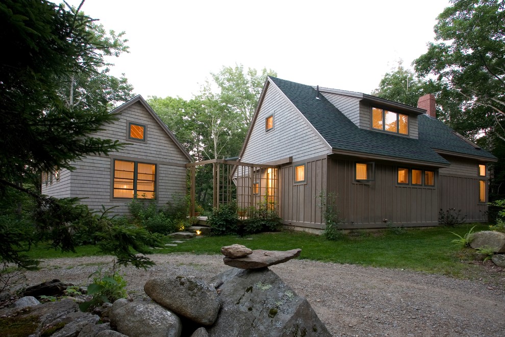 Idées déco pour une façade de maison beige montagne en bois à un étage et de taille moyenne.
