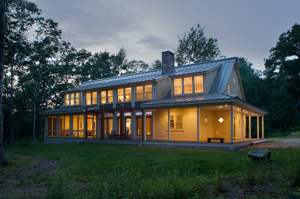 Imagen de fachada de estilo de casa de campo de tamaño medio de dos plantas
