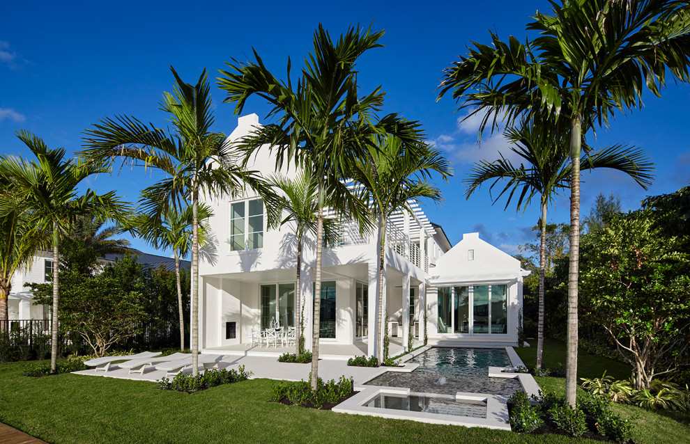 Immagine della facciata di una casa grande bianca moderna a due piani con rivestimento in stucco e tetto piano