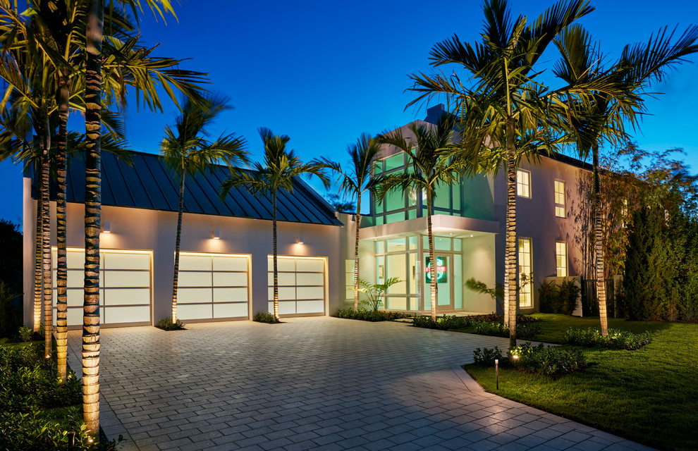 Großes, Zweistöckiges Modernes Haus mit Putzfassade, weißer Fassadenfarbe und Flachdach in Miami