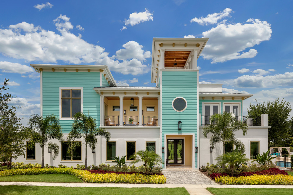 Immagine della facciata di una casa grande multicolore stile marinaro a tre piani con rivestimenti misti e tetto a padiglione