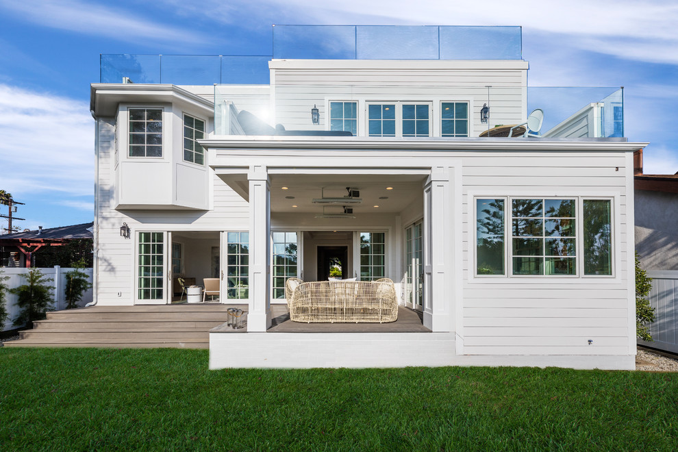 Diseño de fachada de casa blanca tradicional extra grande de dos plantas con revestimientos combinados, tejado a dos aguas y tejado de teja de madera