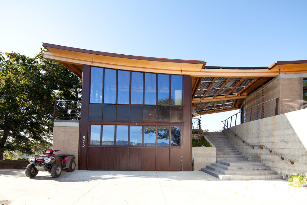 Zweistöckiges Eklektisches Haus mit brauner Fassadenfarbe in San Luis Obispo