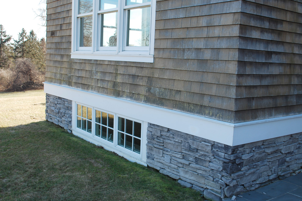 Idée de décoration pour une grande façade de maison marine en bois à un étage avec un toit à deux pans et un toit en shingle.
