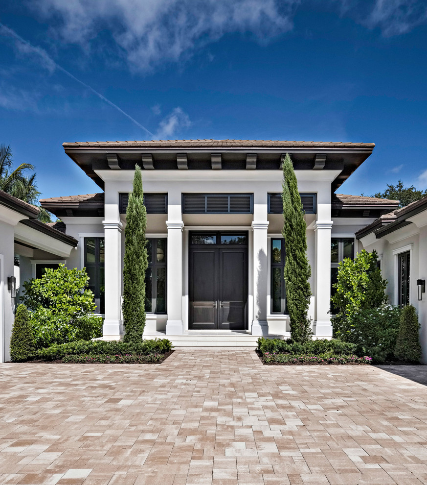 Mittelgroßes, Einstöckiges Klassisches Einfamilienhaus mit Walmdach und Ziegeldach in Miami