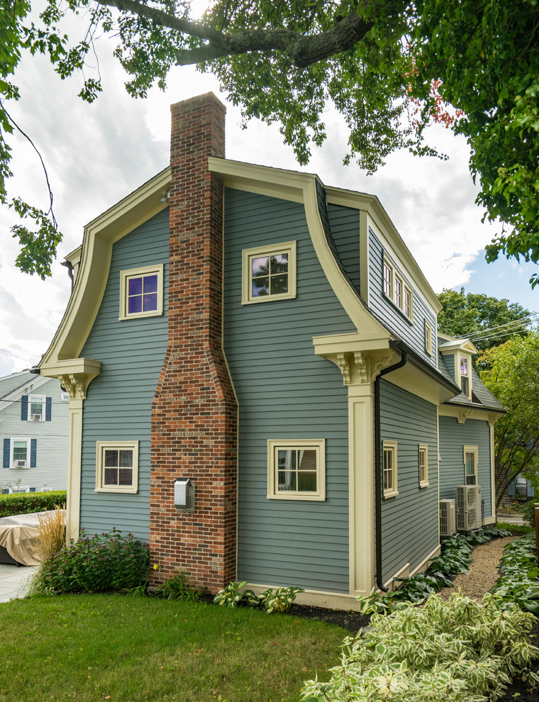 На фото: двухэтажный, деревянный, синий частный загородный дом среднего размера в викторианском стиле с крышей из гибкой черепицы с