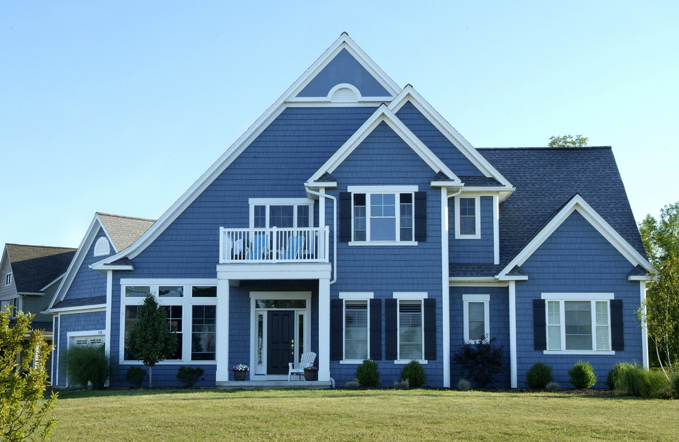 Идея дизайна: большой, двухэтажный, деревянный, синий частный загородный дом в стиле неоклассика (современная классика) с двускатной крышей и крышей из гибкой черепицы
