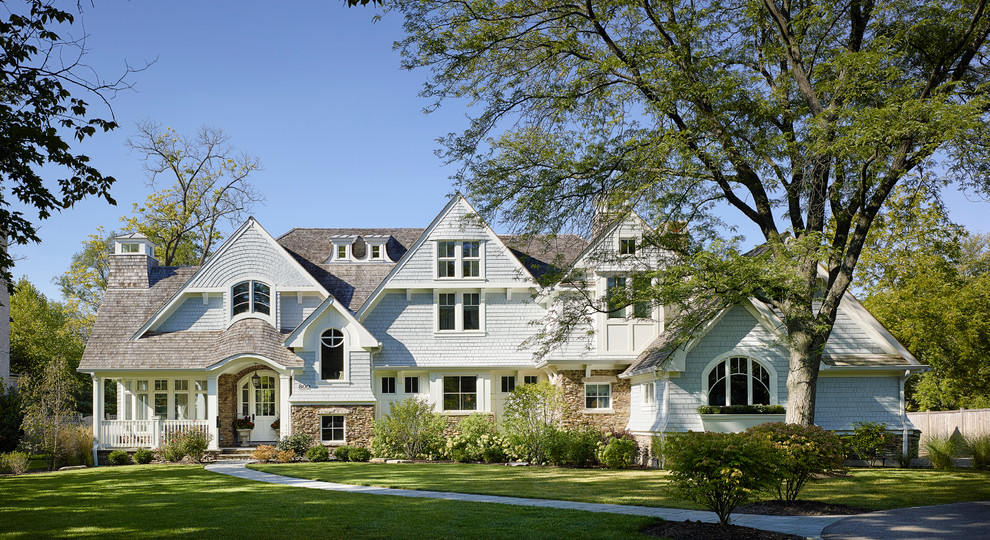Immagine della facciata di una casa grande blu classica a due piani con rivestimento in legno e tetto a capanna