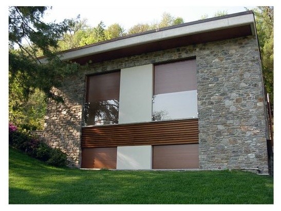Idées déco pour une très grande façade de maison beige classique à un étage avec un revêtement mixte et un toit à deux pans.