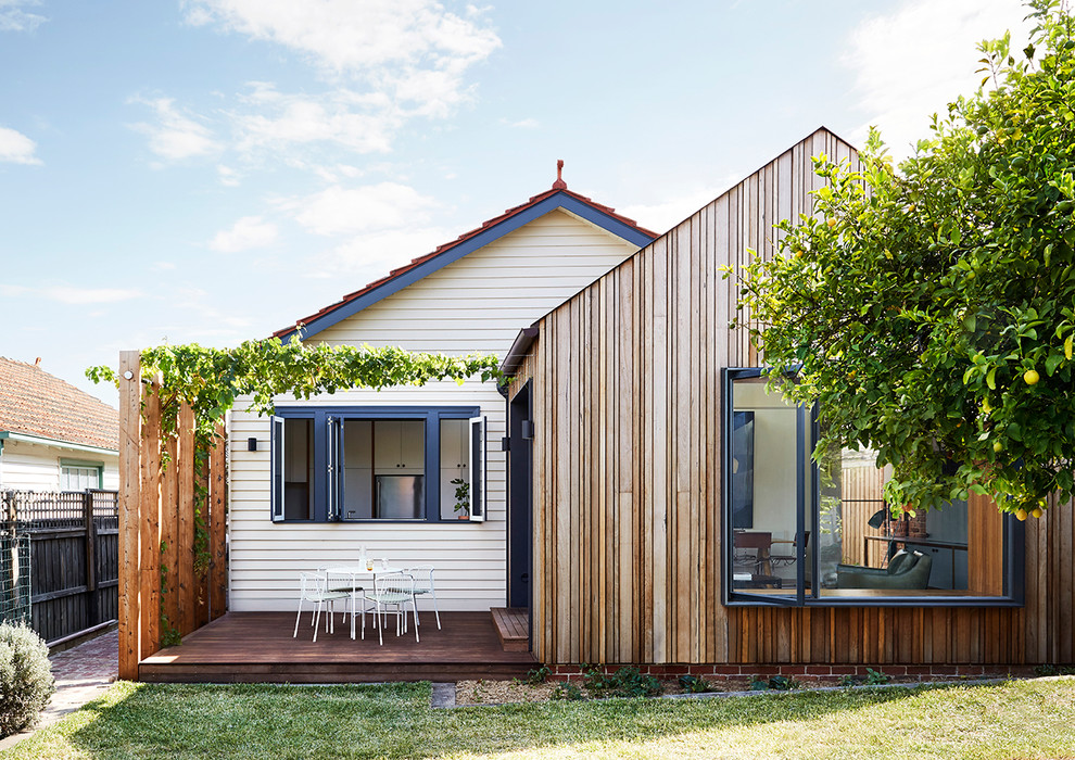 Ispirazione per la villa piccola beige contemporanea a un piano con rivestimento in legno, copertura mista e tetto a capanna