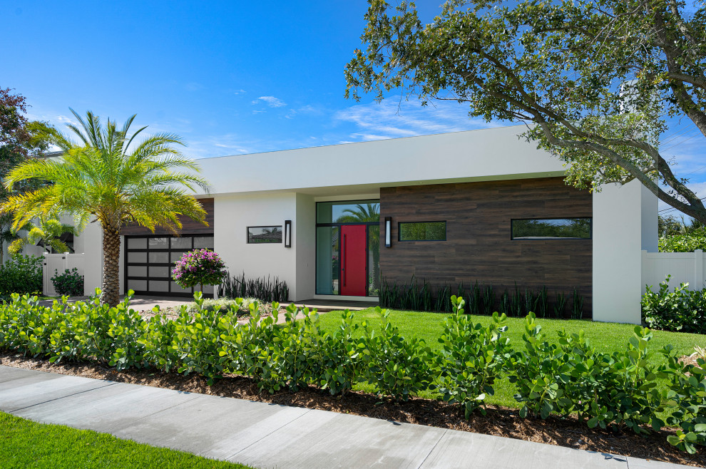 Einstöckiges Modernes Einfamilienhaus mit Mix-Fassade, bunter Fassadenfarbe und Flachdach in Miami