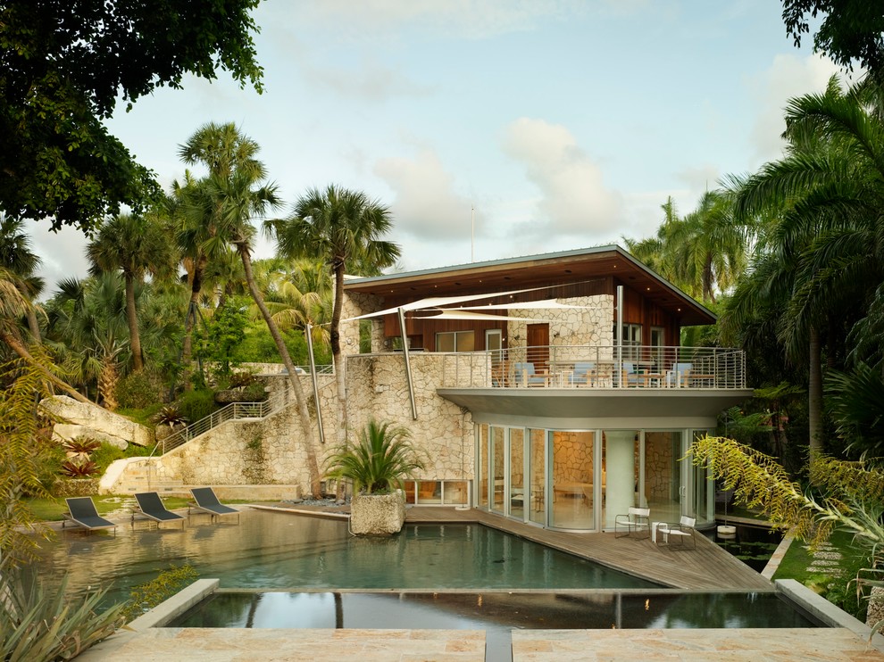 Geräumiges, Zweistöckiges Maritimes Haus mit Steinfassade und beiger Fassadenfarbe in Miami