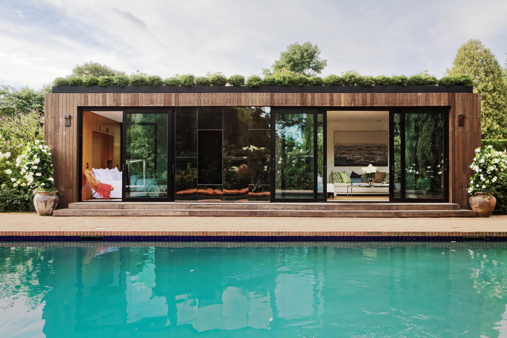 Einstöckige, Kleine Moderne Holzfassade Haus mit Flachdach und brauner Fassadenfarbe in New York