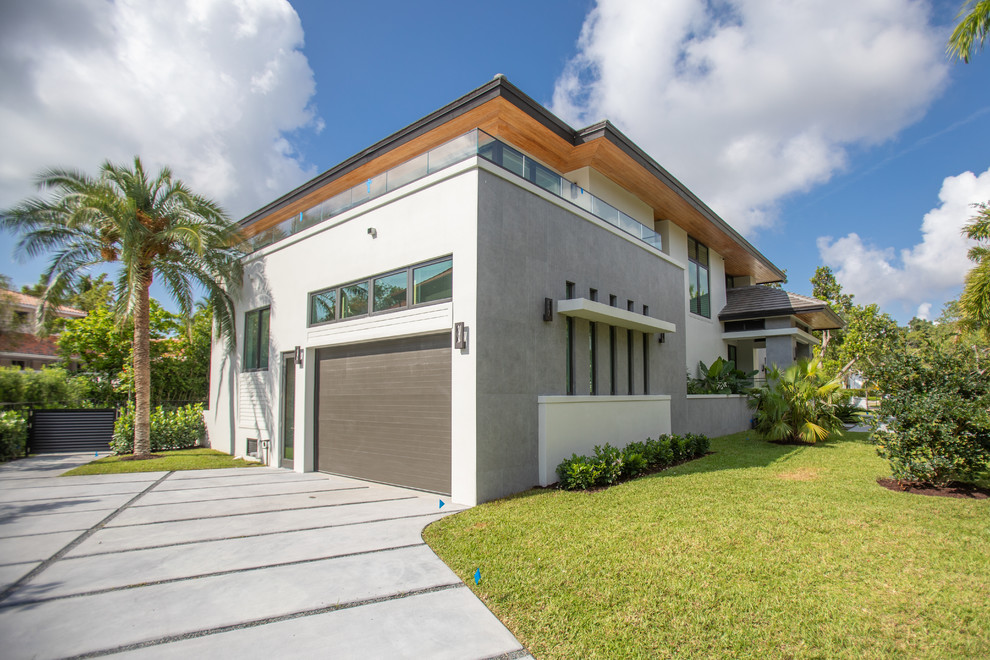 Zweistöckiges Modernes Einfamilienhaus mit grauer Fassadenfarbe und Flachdach in Miami