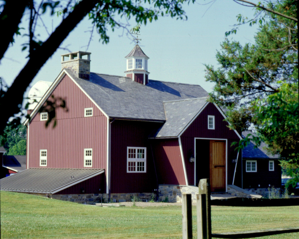 Exempel på ett stort lantligt rött hus, med tre eller fler plan och blandad fasad