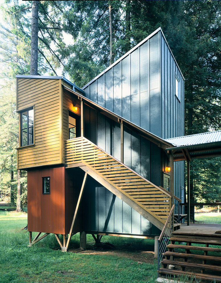 Idee per la casa con tetto a falda unica grande multicolore contemporaneo a due piani con rivestimento in legno