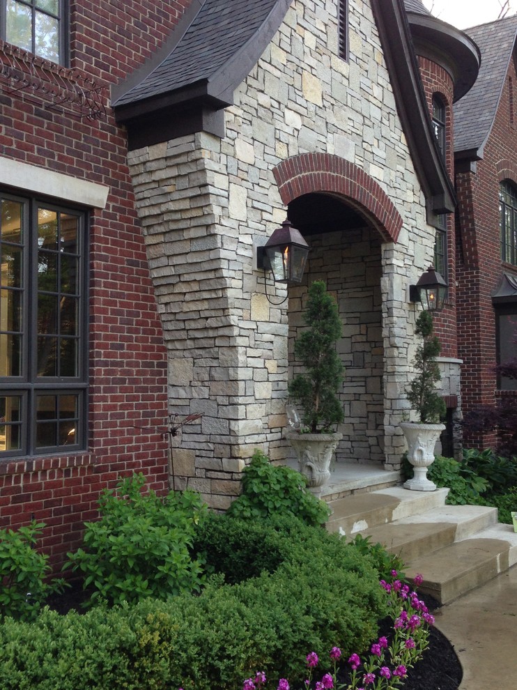 Design ideas for a classic house exterior in Detroit.