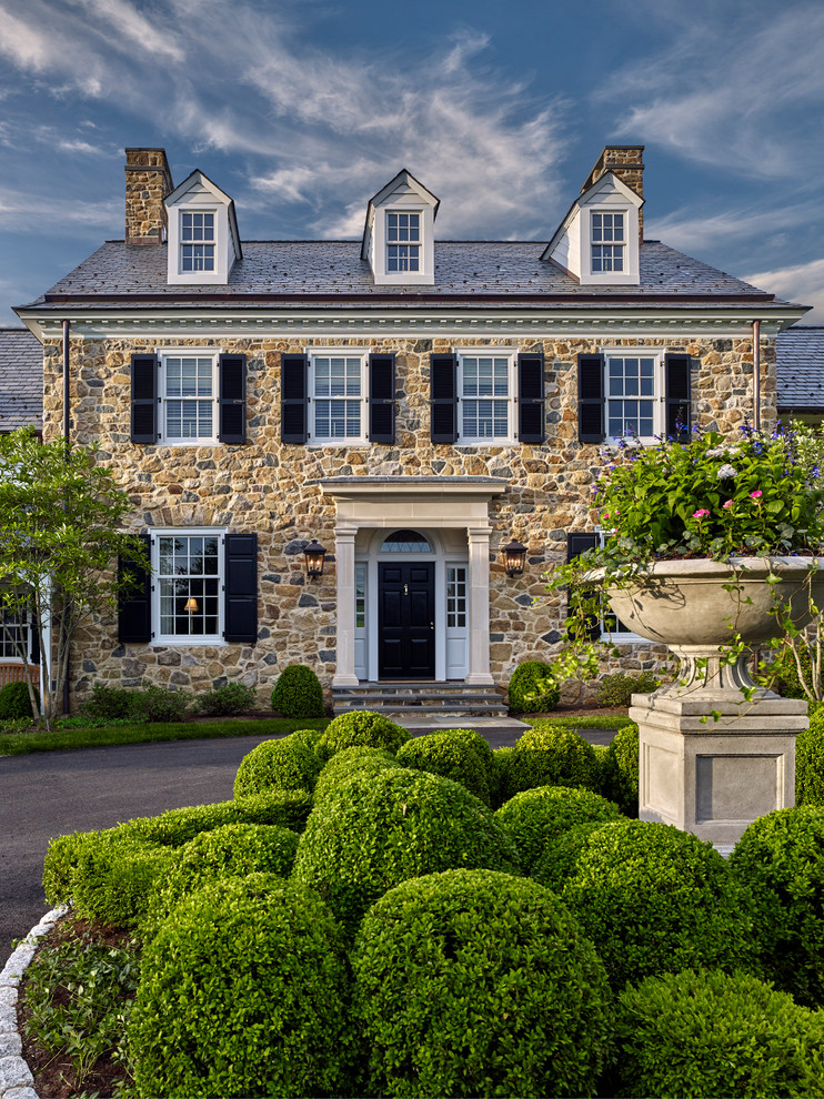 Zweistöckiges Klassisches Einfamilienhaus mit Satteldach, Schindeldach, Steinfassade und beiger Fassadenfarbe in Philadelphia