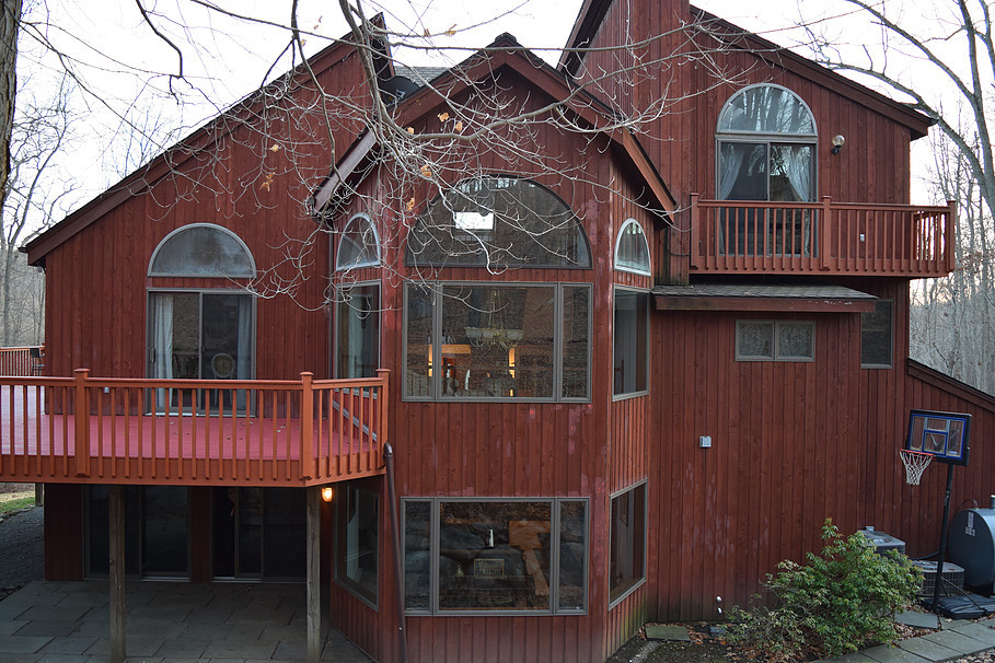 Exemple d'une façade de maison marron montagne en bois de taille moyenne et à un étage.
