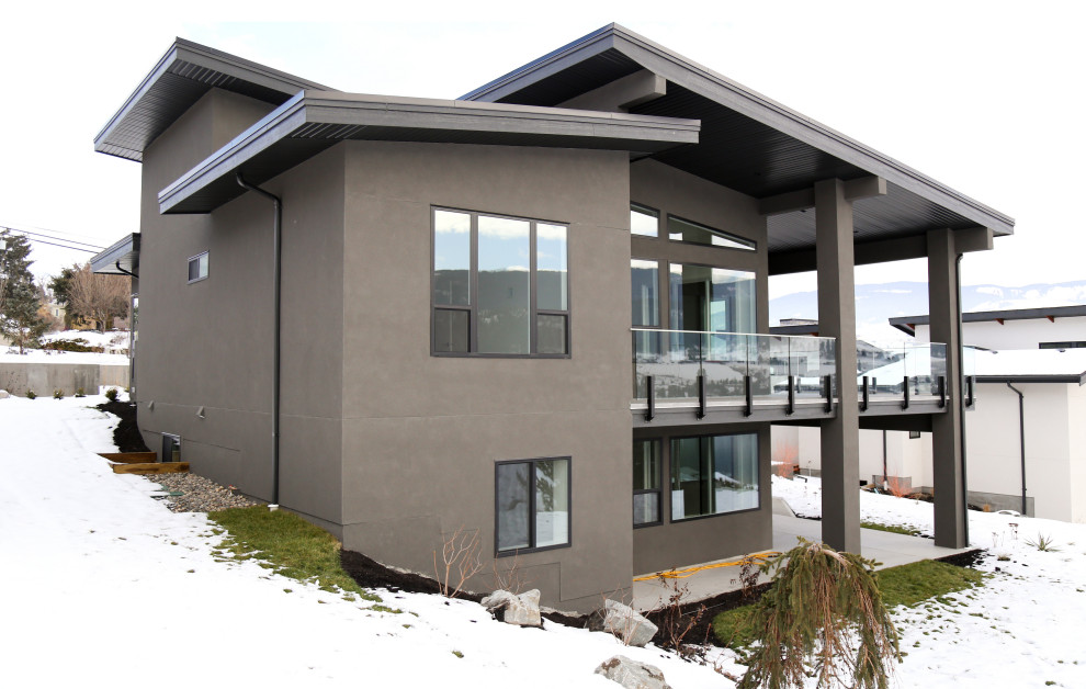 Modelo de fachada de casa marrón moderna de tamaño medio de dos plantas con revestimientos combinados, tejado de un solo tendido y tejado de varios materiales