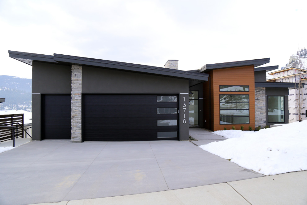 Modelo de fachada de casa marrón minimalista de tamaño medio de dos plantas con revestimientos combinados, tejado de un solo tendido y tejado de varios materiales