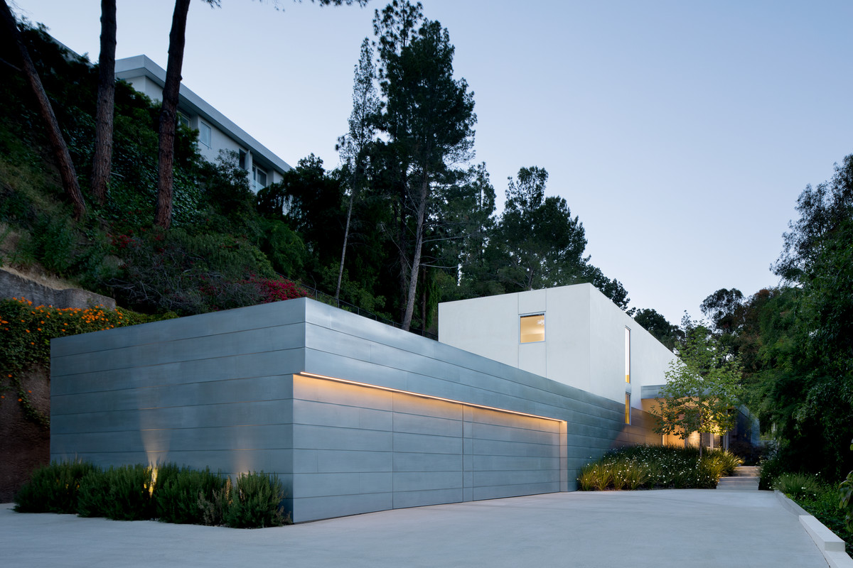 Zweistöckiges Modernes Einfamilienhaus mit weißer Fassadenfarbe, Flachdach und Mix-Fassade in Los Angeles