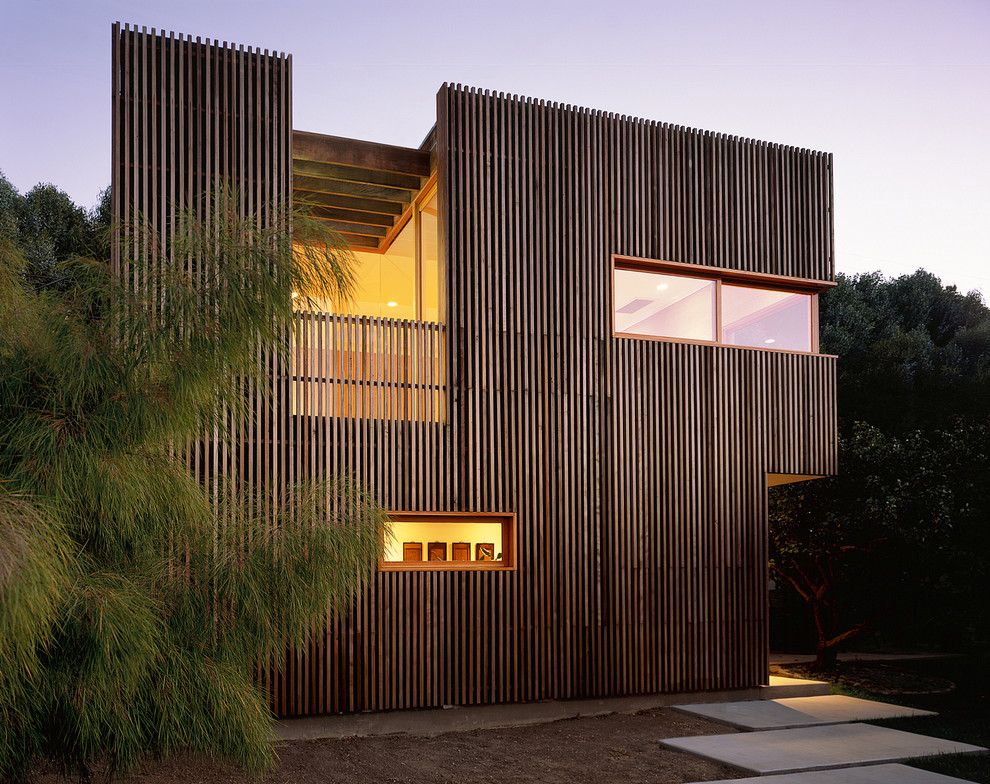 Esempio della facciata di una casa contemporanea a due piani con rivestimento in legno