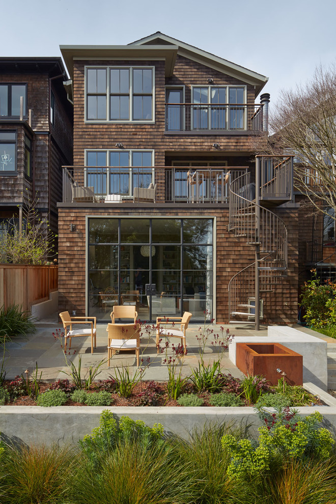 Dreistöckige Klassische Holzfassade Haus mit brauner Fassadenfarbe in San Francisco