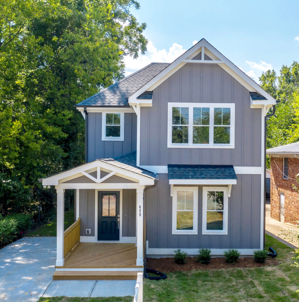 Mittelgroßes, Zweistöckiges Uriges Haus mit blauer Fassadenfarbe, Satteldach und Schindeldach in Raleigh