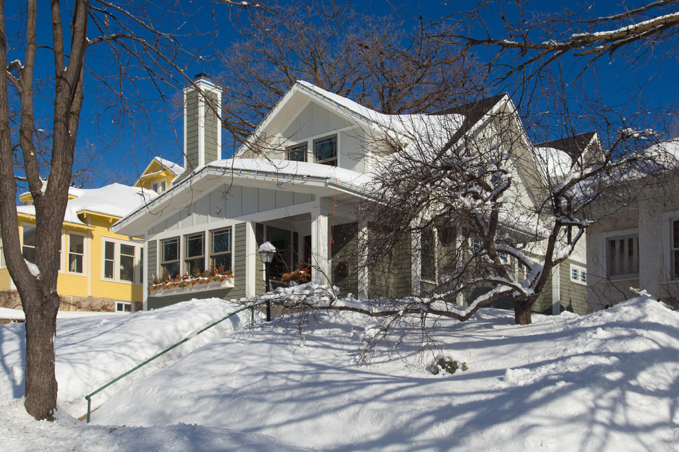 На фото: двухэтажный, серый дом среднего размера в стиле кантри с комбинированной облицовкой