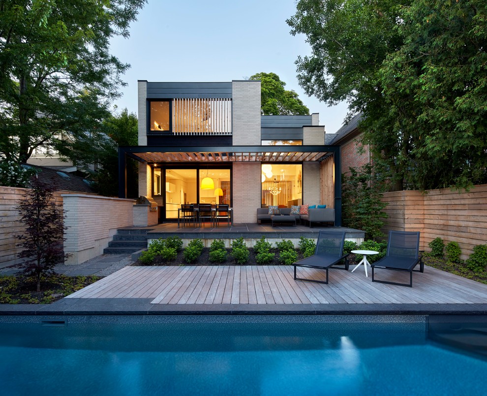 Идея дизайна: двухэтажный, серый, кирпичный частный загородный дом в современном стиле с плоской крышей