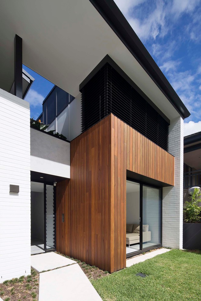 Großes, Zweistöckiges Modernes Einfamilienhaus mit Backsteinfassade, weißer Fassadenfarbe, Flachdach und Blechdach in Sydney