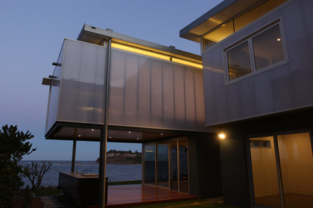 Idee per la facciata di una casa multicolore stile marinaro a due piani con rivestimenti misti e tetto piano