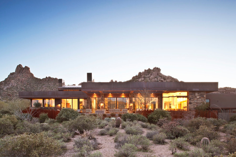Einstöckiges, Geräumiges Modernes Einfamilienhaus mit Steinfassade, beiger Fassadenfarbe, Flachdach und Blechdach in Phoenix