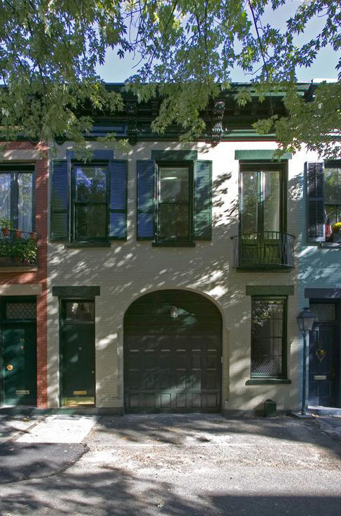 Kleines, Zweistöckiges Retro Haus mit Backsteinfassade, weißer Fassadenfarbe und Pultdach in New York