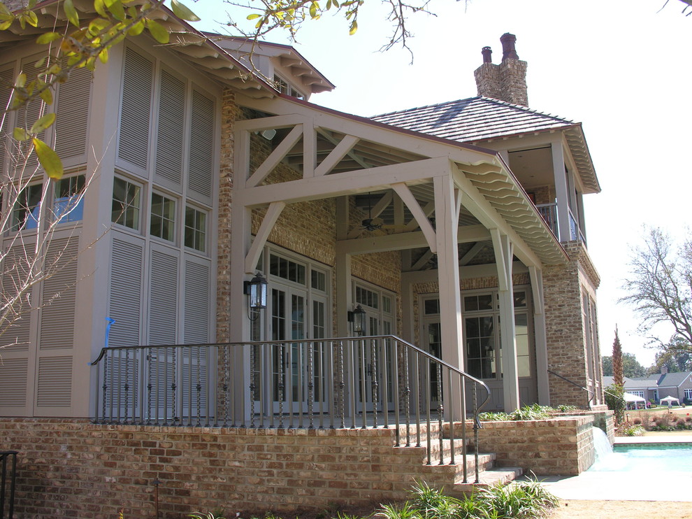 Immagine della facciata di una casa grande marrone classica a due piani con rivestimento in mattoni
