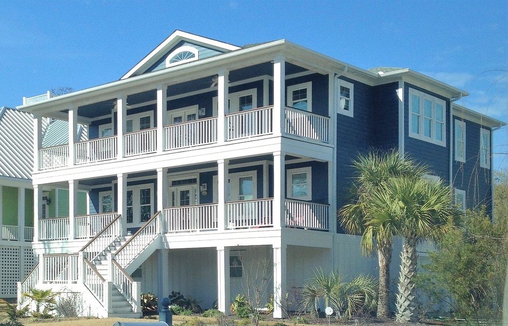 Mittelgroßes, Dreistöckiges Maritimes Einfamilienhaus mit Faserzement-Fassade, blauer Fassadenfarbe, Walmdach und Schindeldach in Sonstige