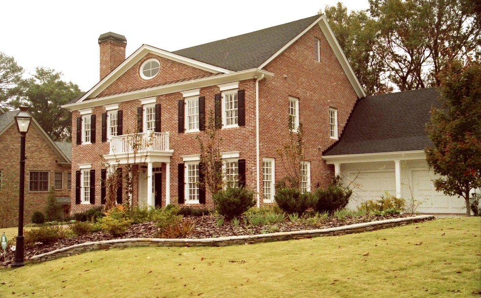 Idée de décoration pour une façade de maison rouge tradition en brique de taille moyenne et à un étage avec un toit à deux pans.