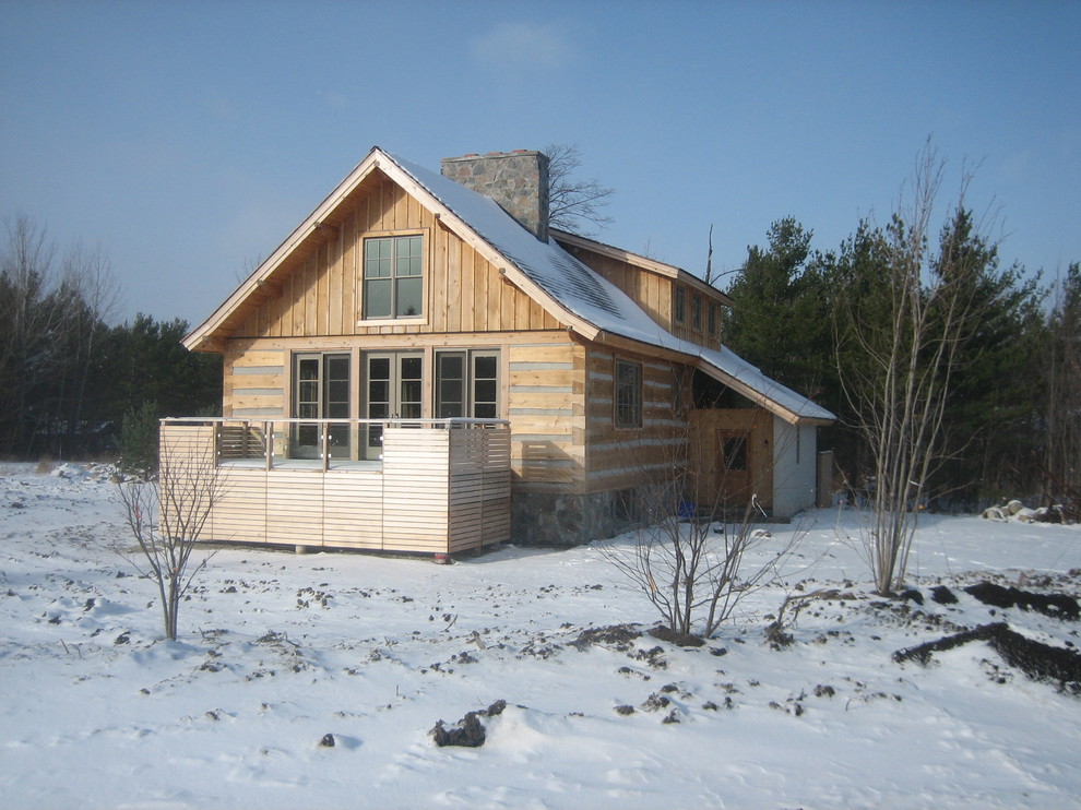Foto della facciata di una casa beige moderna a due piani di medie dimensioni con rivestimento in legno e tetto a capanna