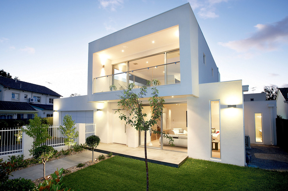 Diseño de fachada blanca moderna grande de dos plantas con revestimiento de vidrio y tejado plano