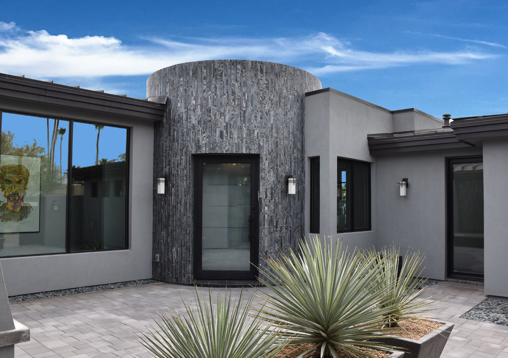Idéer för ett stort modernt grått hus, med allt i ett plan, stuckatur, valmat tak och tak i metall