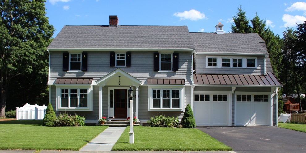 Стильный дизайн: двухэтажный, деревянный, серый дом в классическом стиле с мансардной крышей - последний тренд