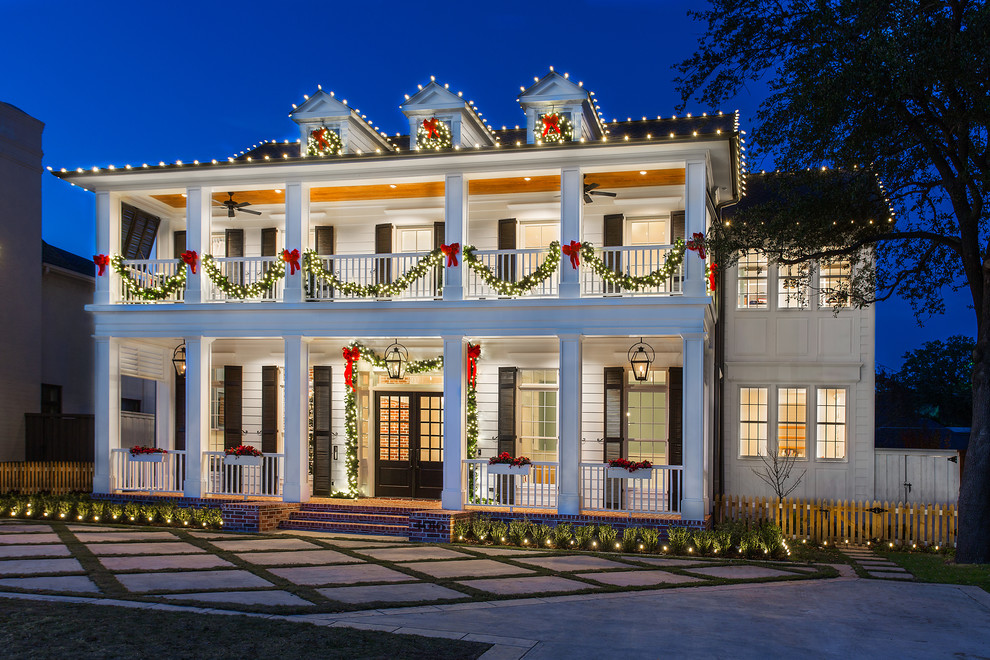Ispirazione per la villa bianca classica a due piani di medie dimensioni con rivestimento con lastre in cemento, copertura a scandole e tetto a capanna