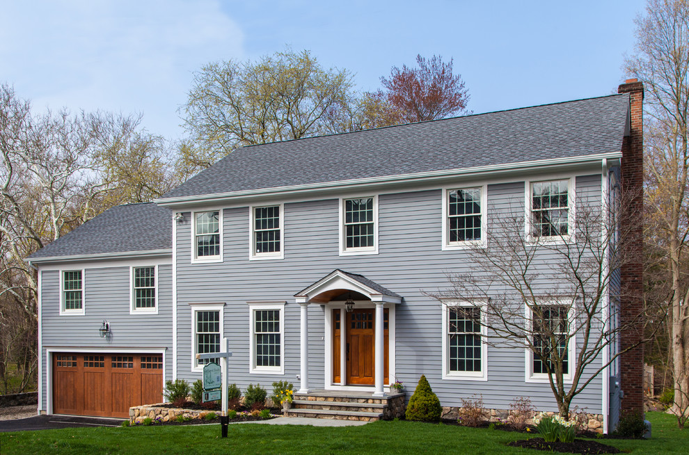Exemple d'une grande façade de maison bleue chic en bois à un étage avec un toit à deux pans et un toit en shingle.