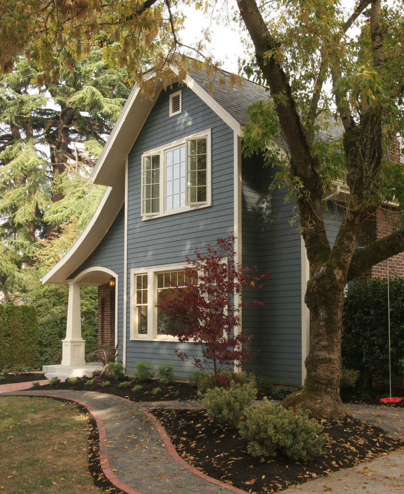 Idee per la facciata di una casa blu american style a due piani con rivestimento con lastre in cemento